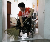 李悠毓平日也會坐在輪椅上，打掃家裡，為家務盡一份心力。【攝影者：顏如艷】