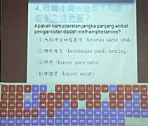 熒幕上展示雙語的翻譯，讓不同種族的學生皆能從中吸收有關毒品的相關資訊。【攝影者：胡慧芬】