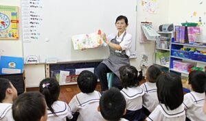 王淑惠老師講述繪本裡的故事，小朋友都聽得入神。【攝影者：胡慧芬】