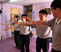 這班年輕人呈現台灣原住民的舞蹈，雖然沙拉霞眼睛看不到，但也逗得她歡喜。【攝影者：莊鞳勛】