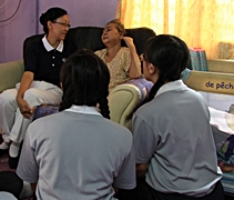 透過慈濟洗腎中心護理主任李妙紅（左）的翻譯，慈大生才能與馬來裔腎友溝通。【攝影者：莊鞳勛】