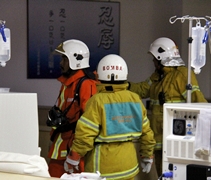 在演習中，消防人員巡視洗腎中心，確保無人受困於災場。【攝影者：王俊義】