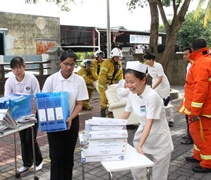 在演習中，護理人員和消防人員將病患和重要文件移送至安全集合地點。【攝影者：王俊義】