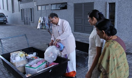 詩麗陪著父親與母親把家裡的回收物帶來慈濟吉打分會環保站。【攝影者：許春龍】