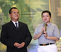 韓薦銘師兄與林荔娜夫婦分享自己如何轉迷為悟，不燒金銀紙錢的心得。【攝影者：符詩健】