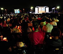 近一千八百人參加了慈濟新山支會第一次舉辦的戶外吉祥月千人祈福晚會。【攝影：陳俊輝】