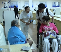 楊偉漢也推著媽媽一起探訪洗腎中心腎友。【攝影者：許春龍】