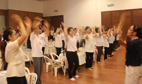 王琰清老師通過歌曲帶動手語，讓老師們能夠放鬆及放下身段一起歡樂。【攝影者：曾永川】