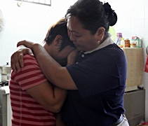 慈濟志工將傷心痛哭的照顧戶擁在懷抱裡，給予對方一份愛與陪伴的力量。【攝影者：胡慧芬】