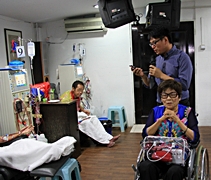 在慈濟志工的陪同下，楊偉漢攜帶媽媽來到檳城慈濟洗腎中心參訪。【攝影者：莊鞳勛】