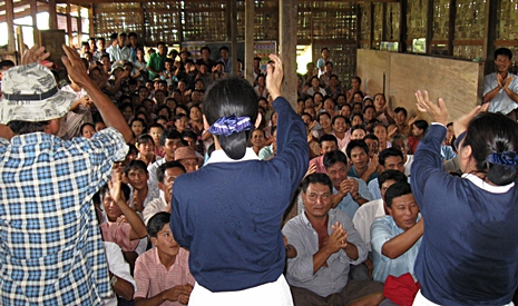 2008年5月2日，強烈熱帶氣旋「納吉斯」橫掃緬甸，慈濟志工進入災區關懷和發放。【攝影者：胡慧芬】