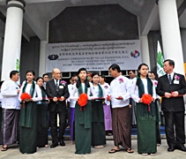慈濟援建的緬甸雅倫第四高中，於2013年6月16日剪彩啟用儀式。【圖片提供：佛教慈濟基金會馬來西亞分會】