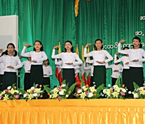 緬甸學生們在台上比圓夢手語，表達感學恩慈濟和社會大眾的愛心，圓了他們開心上學的夢。【圖片提供：佛教慈濟基金會馬來西亞分會】