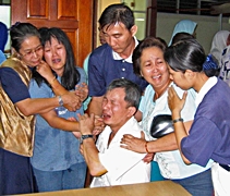 黃文金和陳寶珠這對夫妻在海嘯中， 痛失了六位親人，其中三位是自己的孩子。災難雖然帶走了親情，但慈濟法親的出現，志工不間斷的陪伴。【圖片提供：佛教慈濟基金會馬來西亞分會】