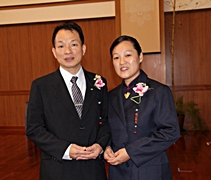 於2011年，黃文金和陳寶珠夫妻倆回去台灣花蓮，在證嚴上人的祝福下，受證為慈誠委員。【圖片提供：佛教慈濟基金會馬來西亞分會】