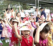 四、五、六歲的慈濟幼兒園小朋友一起舉手，高喊「Merdeka」，意即獨立的意思。【攝影者：黃彥碧】