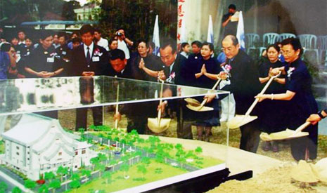 2000年8月13日（農曆7月14日），馬來西亞分會靜思堂動土典禮在一片祥和祝福中圓滿進行。（圖片提供：佛教慈濟基金會馬來西亞分會）