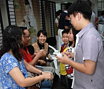 觀賞《父》劇后，很多子女也藉孝親奉茶，來感恩父母的養育之恩。【攝影者：王維信】