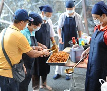 餐館廚師、社區民眾及志工互相配合，一早就開始烹煮菜餚準備打包。【攝影者：許凱傑】