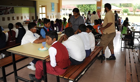 印度小學全校師生共同響應齋戒，為了讓學生全天茹素，食堂業主用心的連免費早餐也換成素食。【攝影者：許凱傑】