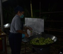 天還沒亮，志工即摸黑起身烹煮素食。【攝影者：蔡振加】