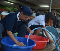 志工們用心地洗米，以便煮出好吃的素食便當。【攝影者：蔡振加】