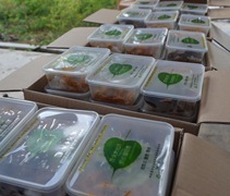 在志工的用心付出下，一盒盒的素食便當準備好了。【攝影者：蔡振加】