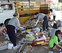 居林慈濟環保站接引了小孩、青少年、中年、甚至老菩薩一起來做環保。【攝影者：胡慧芬】