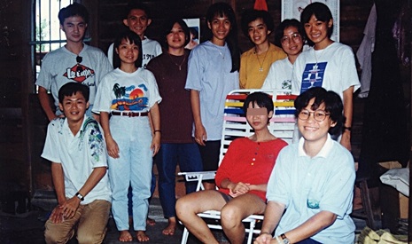 1993年11月，當年23歲的李宗富（濟瑯）（左上一）約了8位馬來西亞工藝大學的同學到檳城的慈濟聯絡處進行三天兩夜的學習之旅。【圖片提供：佛教慈濟基金會馬來西亞分會】