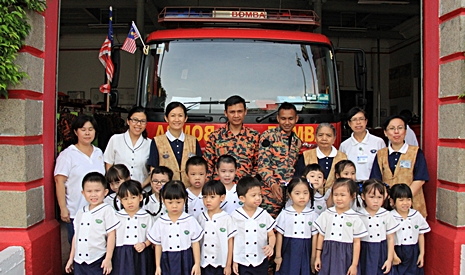 為了響應百萬愛心動起來，今年老師除了帶幼兒到消防局送愛之余，同時帶動大家啟發善念，為慈濟洗腎中心和教育中心募款。【攝影者：黃彥碧】