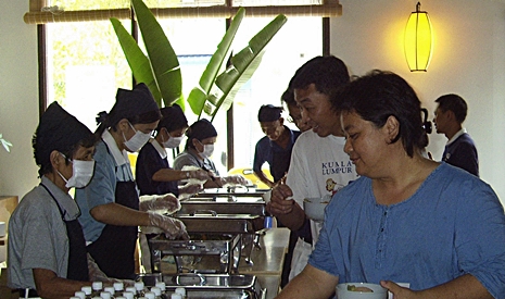 馬來西亞分會於2003年，開始推動為期一個月的齋戒月，免費供應素食午餐及晚餐。【攝影者：黃誠恕】