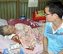 國文前往吉隆坡醫院留醫前，他與媽媽對談，要媽媽安心，放心！慈濟人和國文還唱歌給媽媽聼！【圖片提供：佛教慈濟基金會馬來西亞分會】