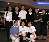 2009年，康復後的張國文隨著慈濟人醫會醫師和慈濟志工到台灣幫其他病人取骨髓。【圖片提供：佛教慈濟基金會馬來西亞分會】