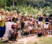 早期，高烏慈濟志工與原住民一起慶祝豐收節。【圖片提供：佛教慈濟基金會馬來西亞分會】