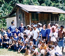 慈濟志工每個月定期到原住民部落發放。【圖片提供：佛教慈濟基金會馬來西亞分會】