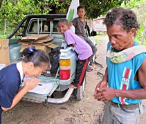 慈濟志工每個月定期到原住民部落發放。【圖片提供：佛教慈濟基金會馬來西亞分會】