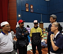 馬來西亞南部柔佛新山於2011年發生水災，慈濟志工與災黎安頓委員會了解災黎的情況。【圖片提供: 慈濟新山支會提供】