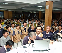 2005年12月16日，玻璃市和吉打兩州發生嚴重水患，馬來西亞半島北部、中部、南部和東海岸的慈濟志工，不惜路途遙遠，這一次的慈濟「全家」總動員，要把愛送到災區去。【圖片提供：佛教慈濟基金會馬來西亞分會】