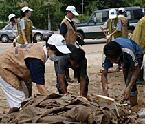 2010年11月，吉打和玻璃市發生嚴重水患，慈濟志工帶動市民一起伸手協力打掃吉打日得拉的街道，還原有街道的容貌。【圖片提供：佛教慈濟基金會馬來西亞分會】