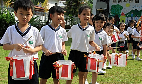 提著自制的環保燈籠，小朋友開心地圍著校園游行，一起共慶中秋節。【攝影者：胡慧芬】