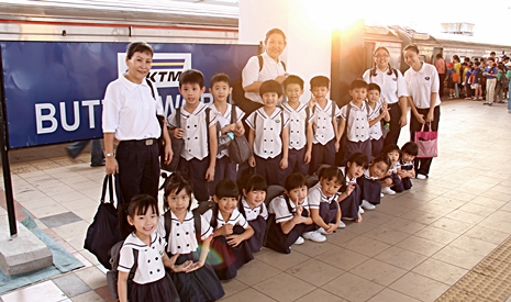 北海慈濟幼兒園的小朋友在老師的帶領下，乘坐公共巴士到北海火車站，享受一趟火車之旅。【攝影者：莊智文】