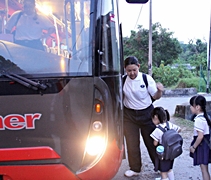整齊列隊，北海慈濟幼兒園的小朋友走到北海慈濟幼兒園對面的巴士亭，乘坐公共巴士。【攝影者：莊智文】