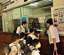 抵達北海火車站，老師教導孩子如何購買火車票。【攝影者：龔美麗】