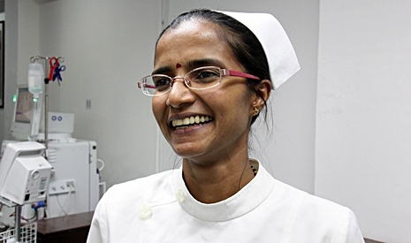 七年的護士生涯裡，護士蒙嘉娜（Mogana）找到了工作真正的價值，臉上流露著法喜之情。【攝影者：胡慧芬】