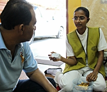 護士蒙嘉娜（Mogana）（右）到腎友山蘇（Shamsul）（左）家做家訪，並給予正確的藥物用法。【攝影者：胡慧芬】