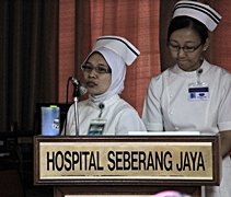 北海慈濟洗腎中心護理長諾愛妲（Norhaida）（左）分享馬來裔腎友感人的故事。【攝影者：莊鞳勛】