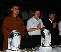 檳州首席部長林冠英（左三）首次蒞臨參與盛會，為浴佛大典增添莊嚴。左四為馬來西亞分會執行長郭濟緣。【圖片提供：佛教慈濟基金會馬來西亞分會】