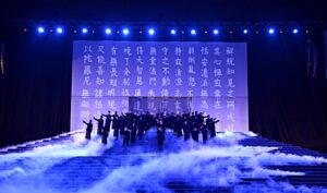 在2013年的新春期間，慈濟馬來西亞分會公演《清淨 大愛 無量義》音樂手語劇。結合手語、唱經和默劇，共1550位的慈濟志工入經藏，傳達佛教兩千多年的經典，闡述人間菩薩的故事。【攝影者：譚嘉傑】