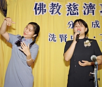 檳城慈濟洗腎中心開幕時，在陳素碹（右）的妙音下，慈濟志工吳慈輝（左）呈現出優美的手語表演。【圖片提供：佛教慈濟基金會馬來西亞分會】