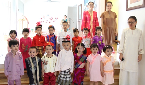 小朋友身穿各種族傳統服裝來上演服裝秀。【攝影者：尤靜蓓】